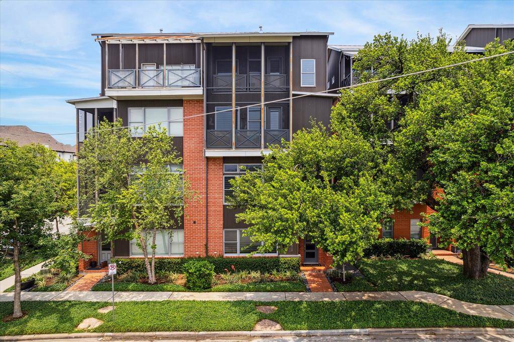 Welcome to your future home, where sleek design meets unbeatable location. With striking architecture, lush surroundings, and walkable access to the best of Houston, this townhome offers the space, style, and convenience you have been waiting for. Do not miss the chance to live in one of the city’s most dynamic and desirable communities.