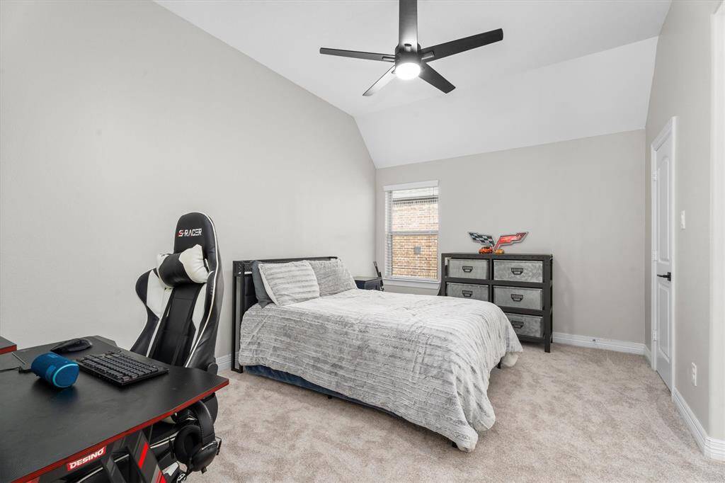 This spacious upstairs bedroom offers plenty of room to relax, complete with a generously sized closet for all your storage needs. It’s conveniently connected to a Hollywood-style bathroom, featuring a shared layout that provides private access from both adjoining bedrooms – perfect for flexibility and convenience.