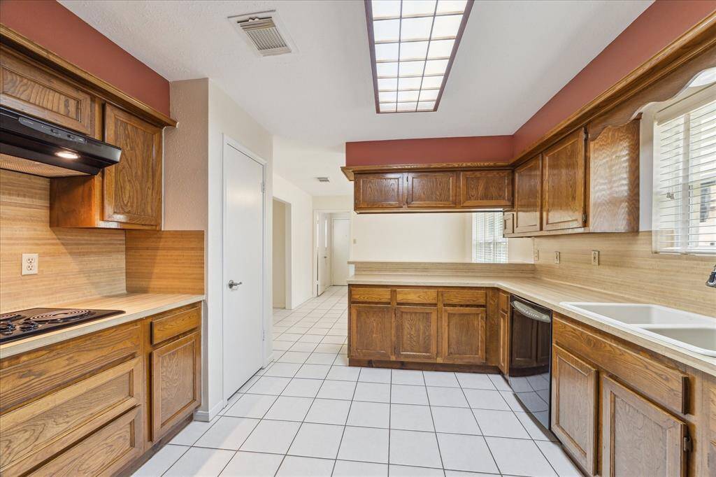 Whether you're hosting a holiday dinner or a relaxed weekend brunch, this kitchen keeps you right in the middle of the action. With easy access to both the formal dining room and the sunny breakfast area, entertaining here feels effortless and fun.