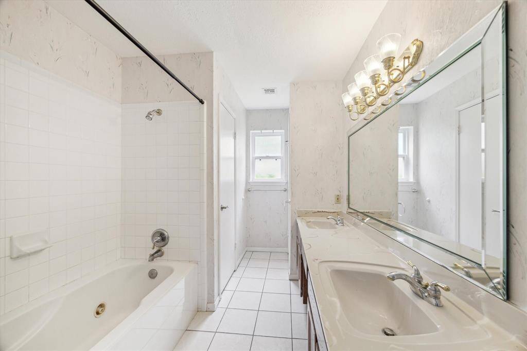 The owner’s ensuite features a deep jetted tub and shower combo, perfect for a long relaxing soak or a quick rinse to start your day. It’s a functional and comfortable space designed with everyday ease in mind.