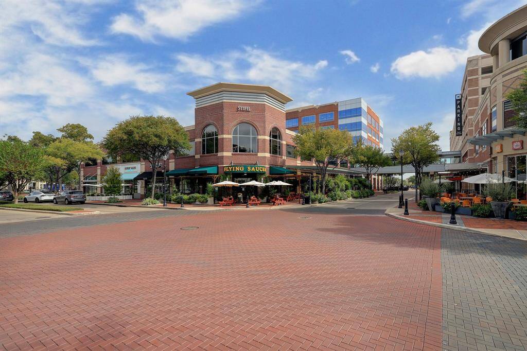 Just minutes away, Sugar Land Town Square offers a vibrant mix of shopping, dining, and entertainment. From local favorites like Flying Saucer to weekend events and charming sidewalk cafés, you’ll love having this lively destination right in your backyard.