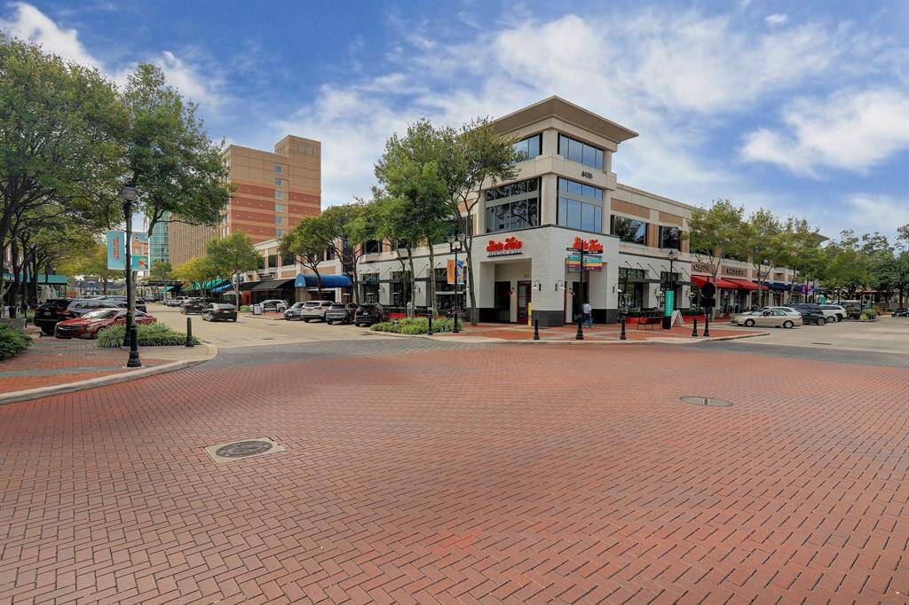 Find unbeatable options for dining with popular dining spots like State Fare, Japaneiro’s, and The Rouxpour, plus boutique shopping, entertainment, and community events. It’s the perfect place to gather with friends, enjoy a night out, or explore all that Sugar Land has to offer.