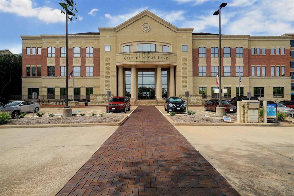 The heart of Sugar Land, this impressive City Hall anchors the vibrant Town Square and reflects the community’s commitment to smart growth and quality of life. Surrounded by restaurants, shops, and event spaces, it’s a hub for civic pride and everyday convenience.