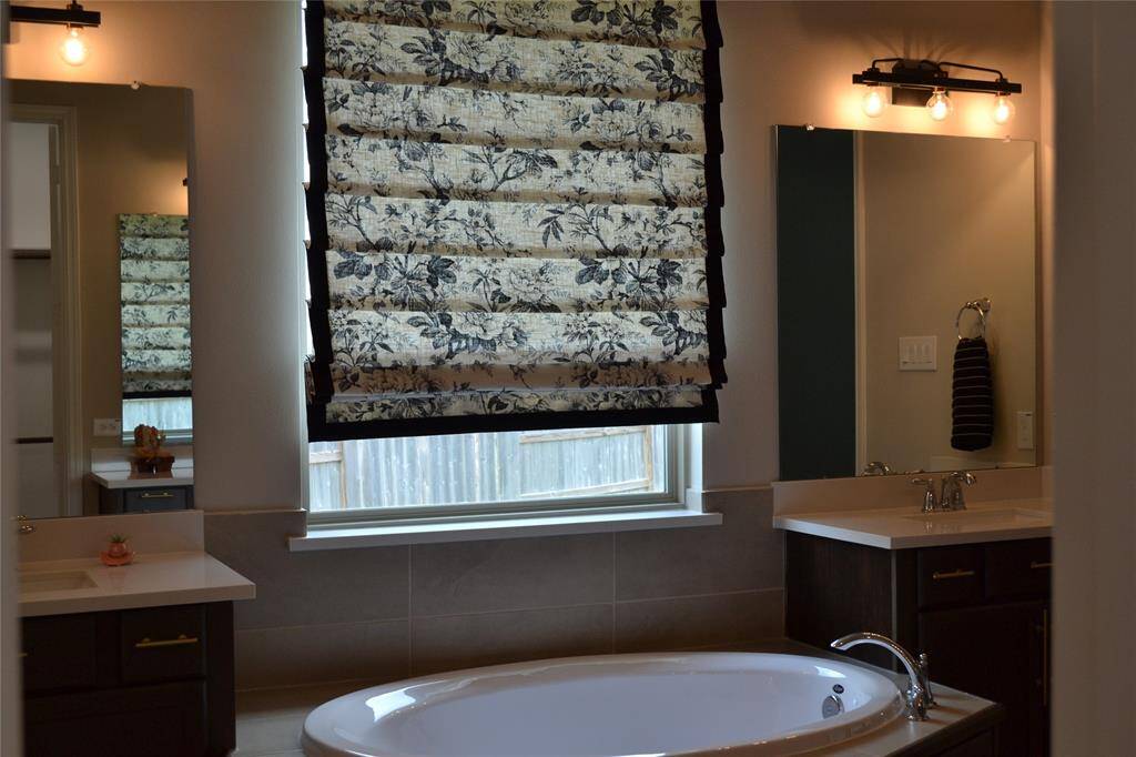 Double vanities, soak in tub. Relax!