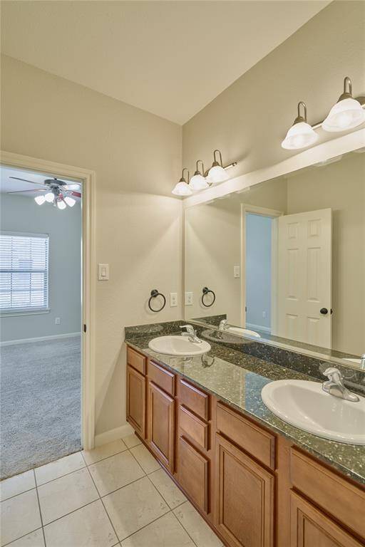Second Level, Shared Double sink tub-shower comboDouble sink tub-shower combo