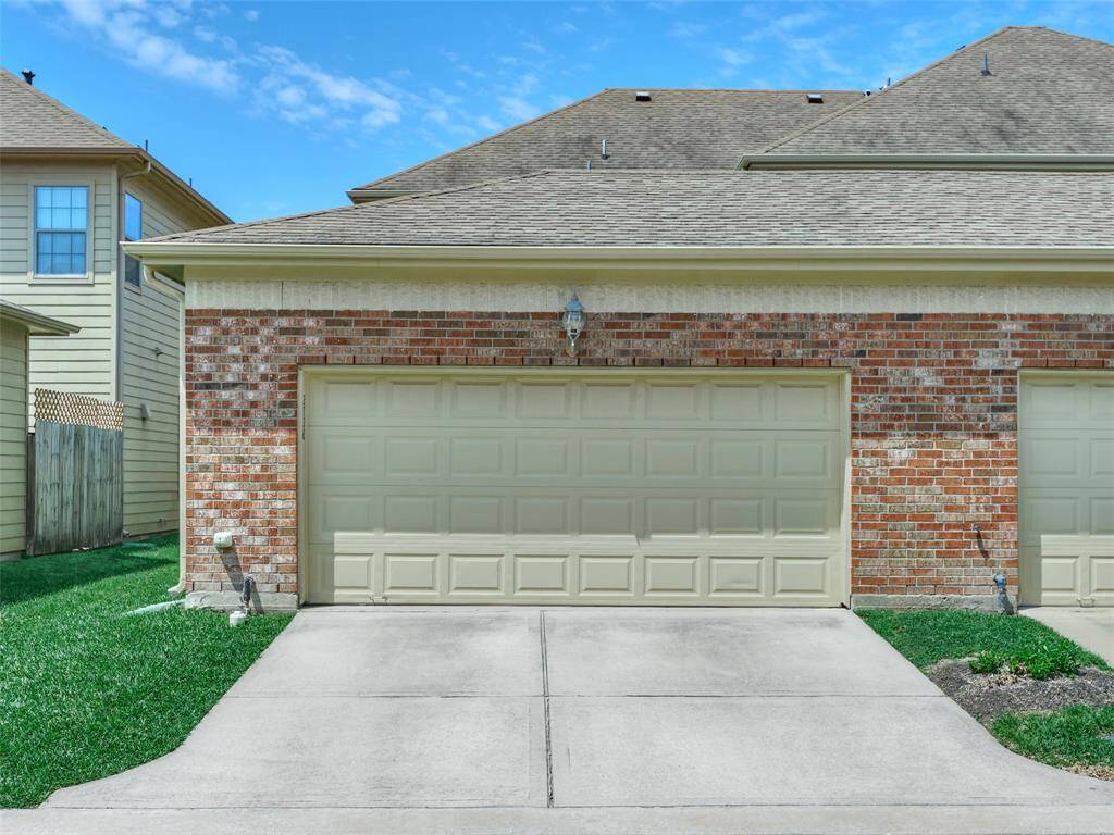 Double-Garage off Misty Heath