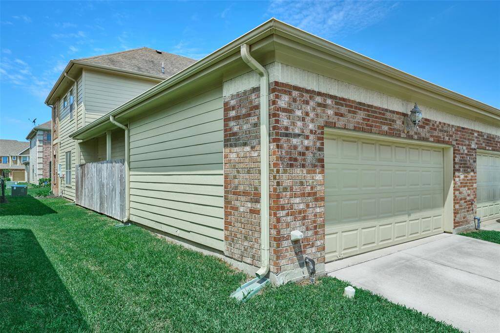 Double-Garage, side view
