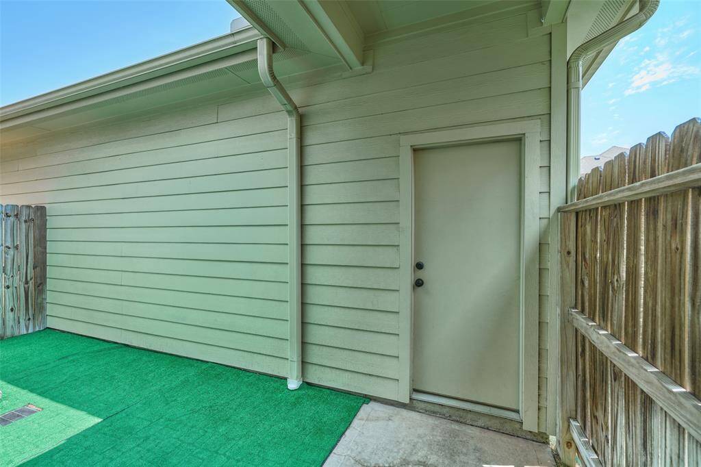 Courtyard to Garage