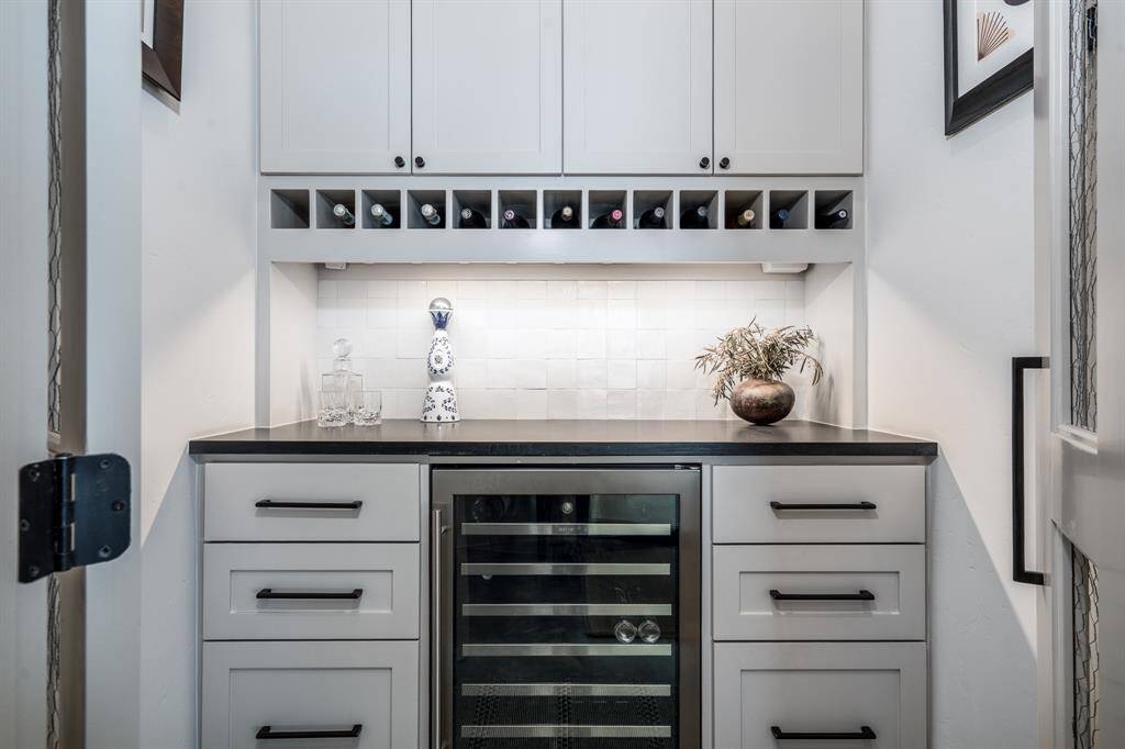 Just off the kitchen, you'll have the perfect spot for the wine!