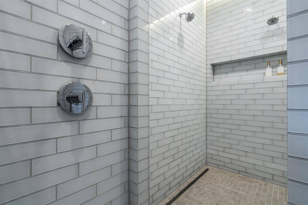 Walk in shower with dual shower heads