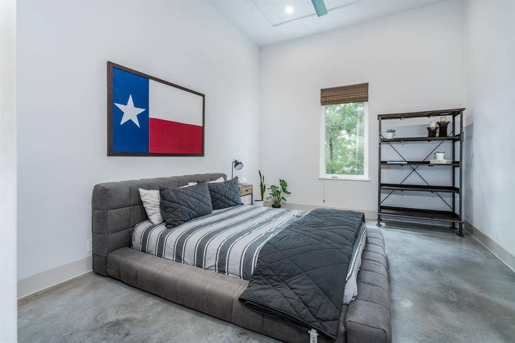 Additional Bedroom with Full bathroom and large walk-in closet