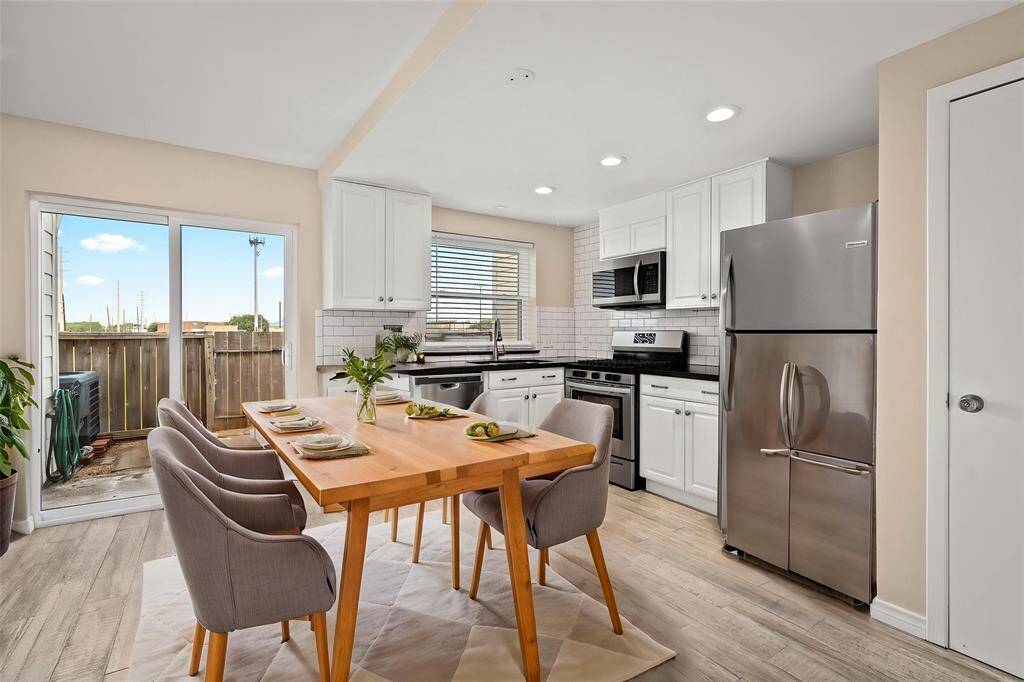 ***Virtually staged to show the room's potential when furniture is added***