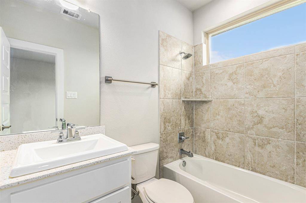 bedroom 3 en-suite bathroom