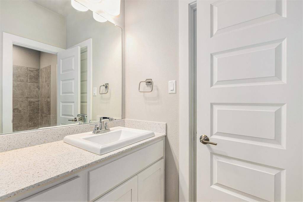 Jack and Jill bath 1 upstairs
