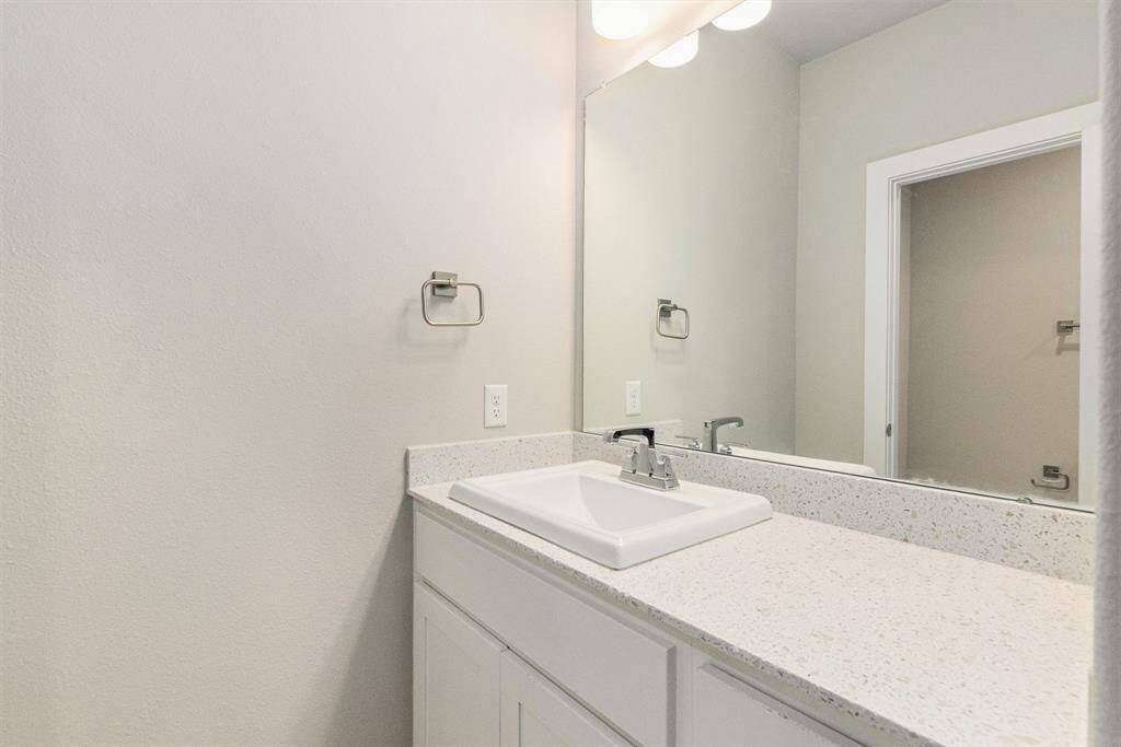 Jack and Jill bath 2 upstairs