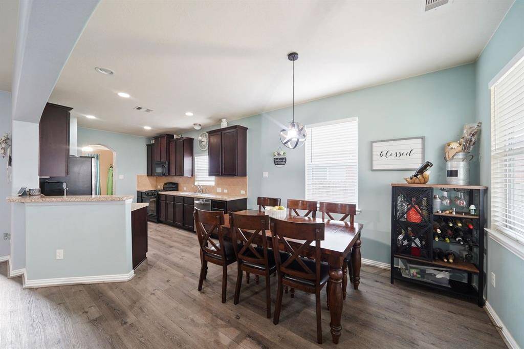 Breakfast area in open to kitchen and family room.
