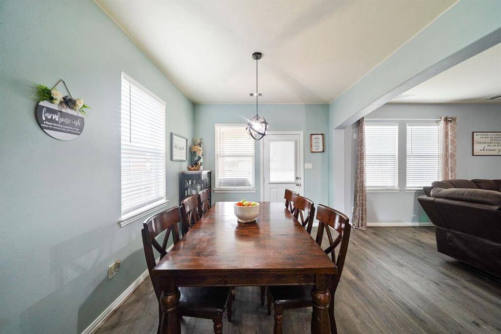The breakfast room includes 2 windows, providing ample natural light. A stylish pendant light hangs above the table area, and the space flows seamlessly into the family area, making it ideal for both dining and relaxation.
