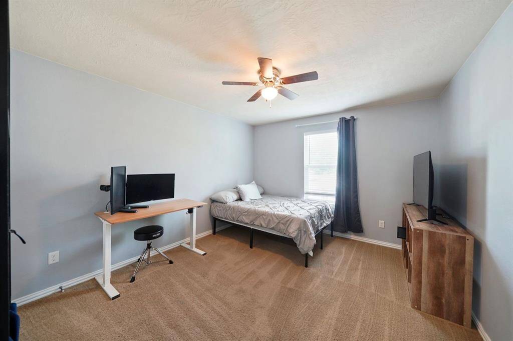 Secondary bedroom.