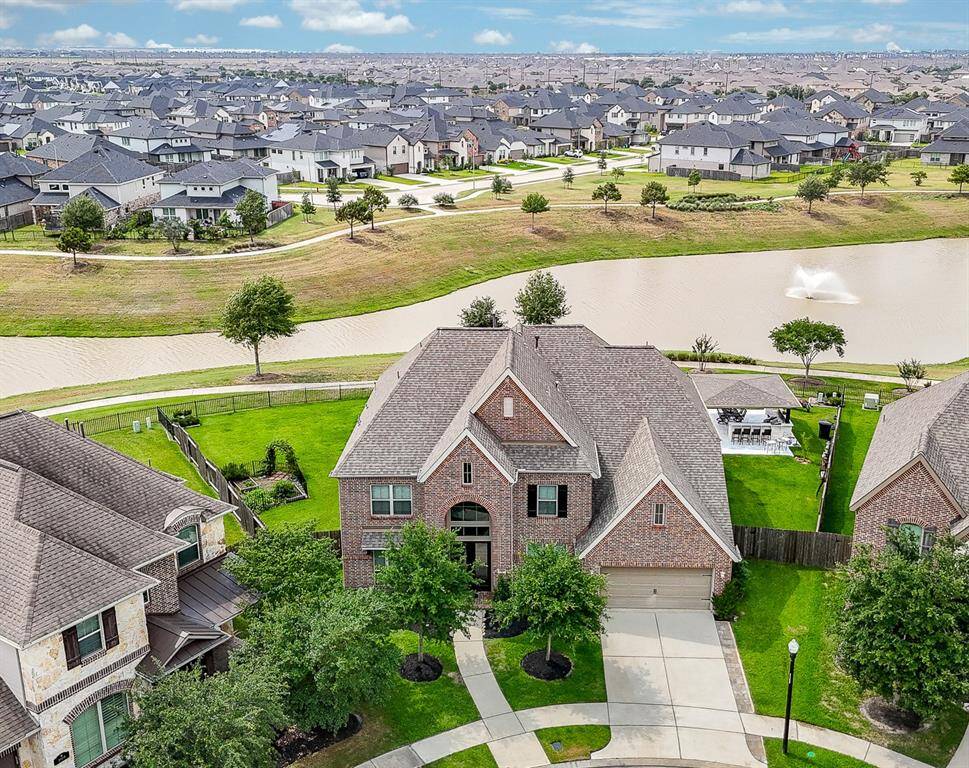 Beautiful lakefront property with cul-de-sac location offers stunning views of the lake. Take advantage of the gate for easy access to the walking trails around the lake (3 mile walk).