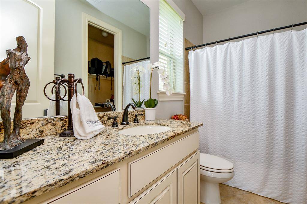 A full secondary bath offers combined shower/bathtub for easy personal options.