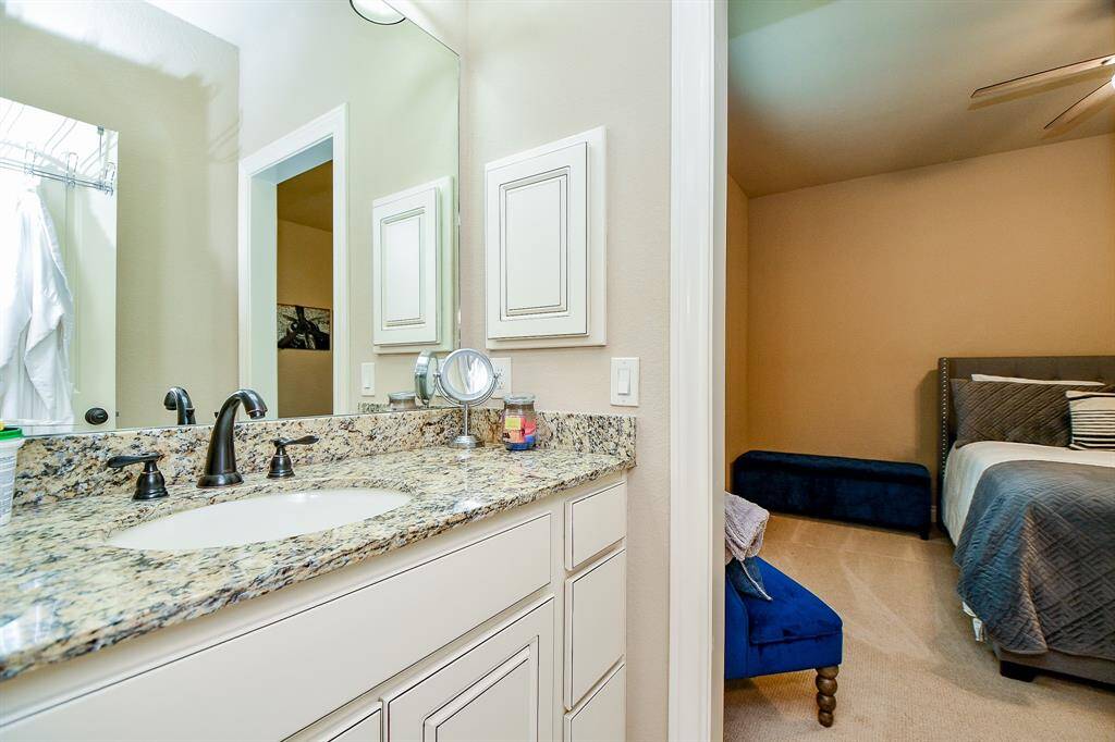 This Jack & Jill bath is great for both family and visiting guests.