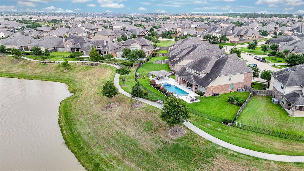 This wonderful home and outdoor oasis is nestled in a cul desac location in the Dalton Manor gated section of Tamarron community.