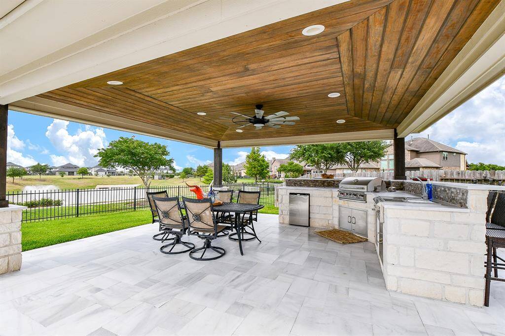This is absolute heaven for both family and special entertaining events! Some people say that everything tastes better when it's cooked outdoors. Dining day or night under this pavilion anchored by Austin stone island, with its full kitchen/bar in tow. And, enjoy the lake front view!