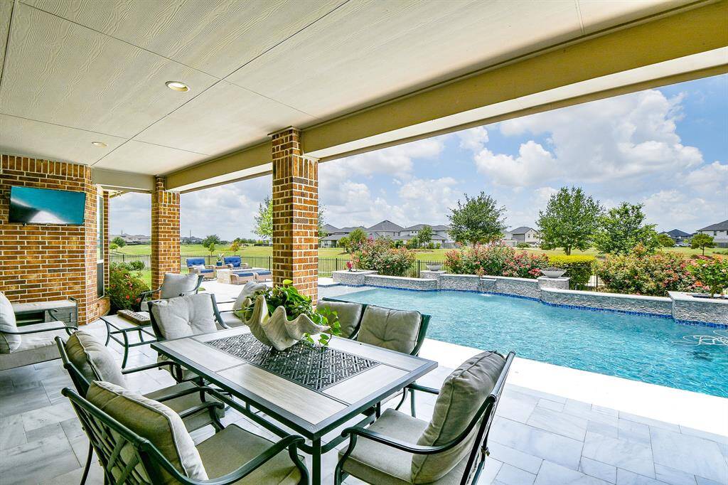 Breakfast, brunch, lunch, dinner, after hours snacks? Entertain when and how you want to!