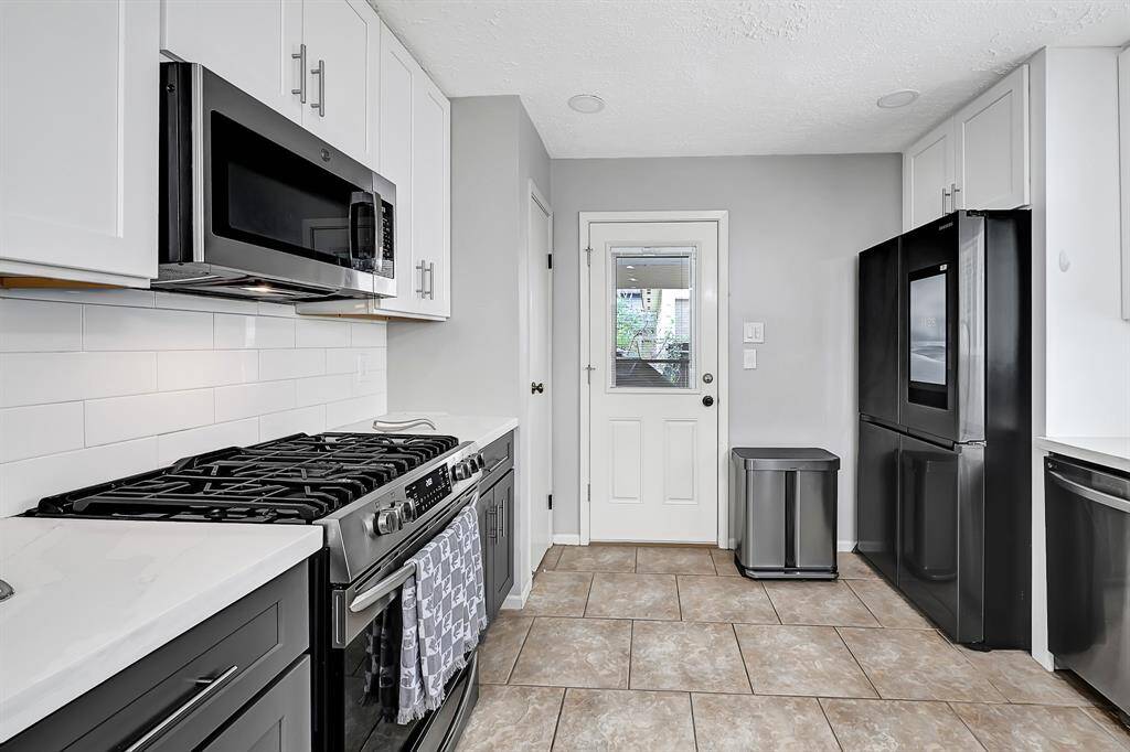 Gas appliance,microwave and high end refrigerator to stay