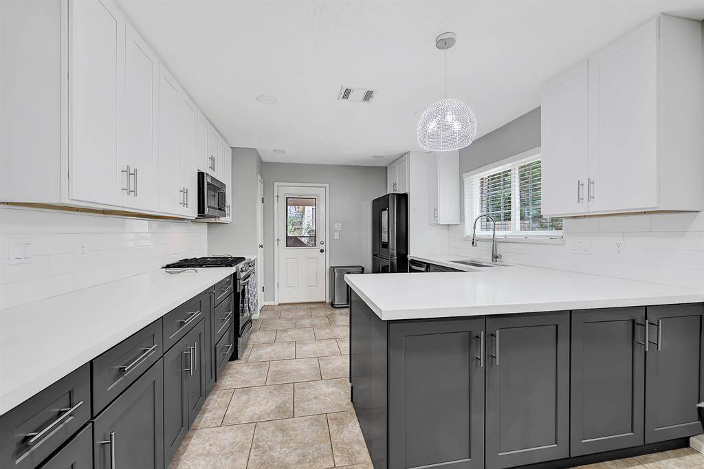 Very open and spacious remodeled kitchen with nice size penensula
