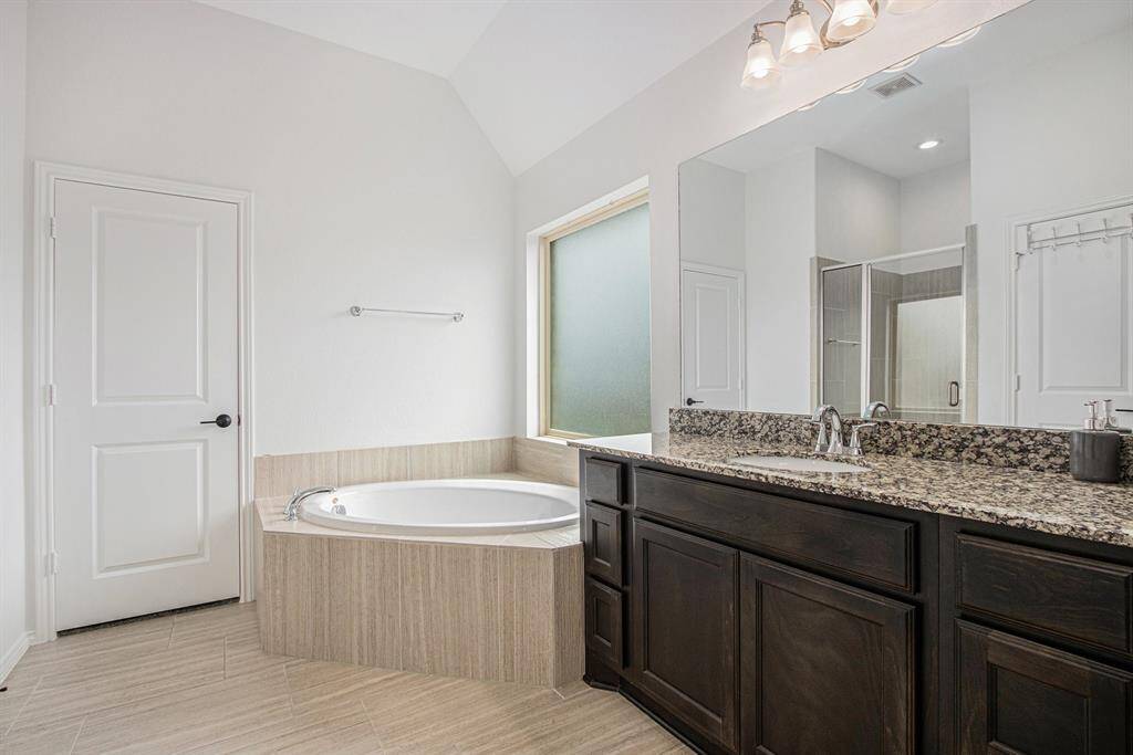 Large soaking tub and the other sink area