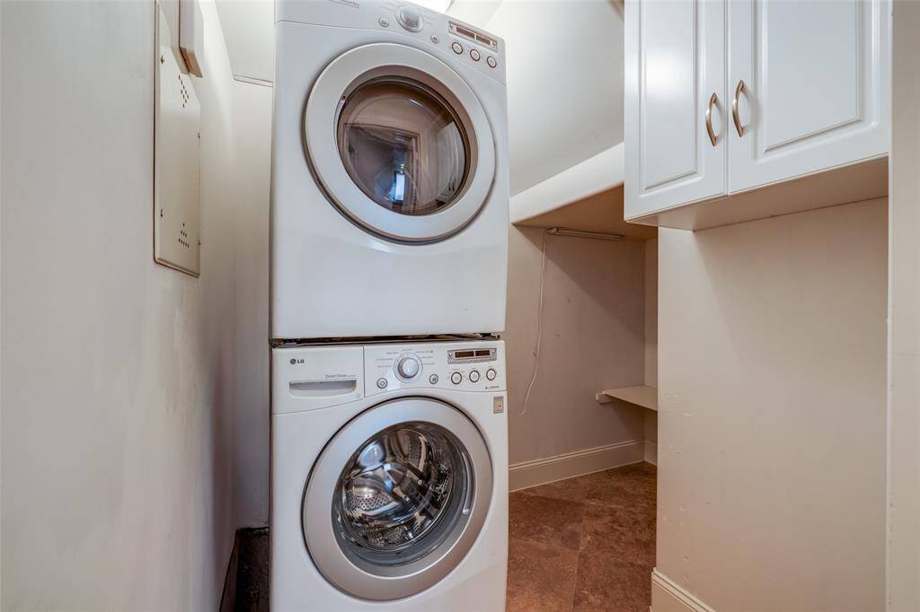 Washer/Dryer included!