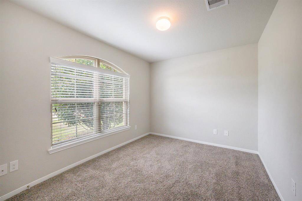 Secondary bedroom great for guests or children.