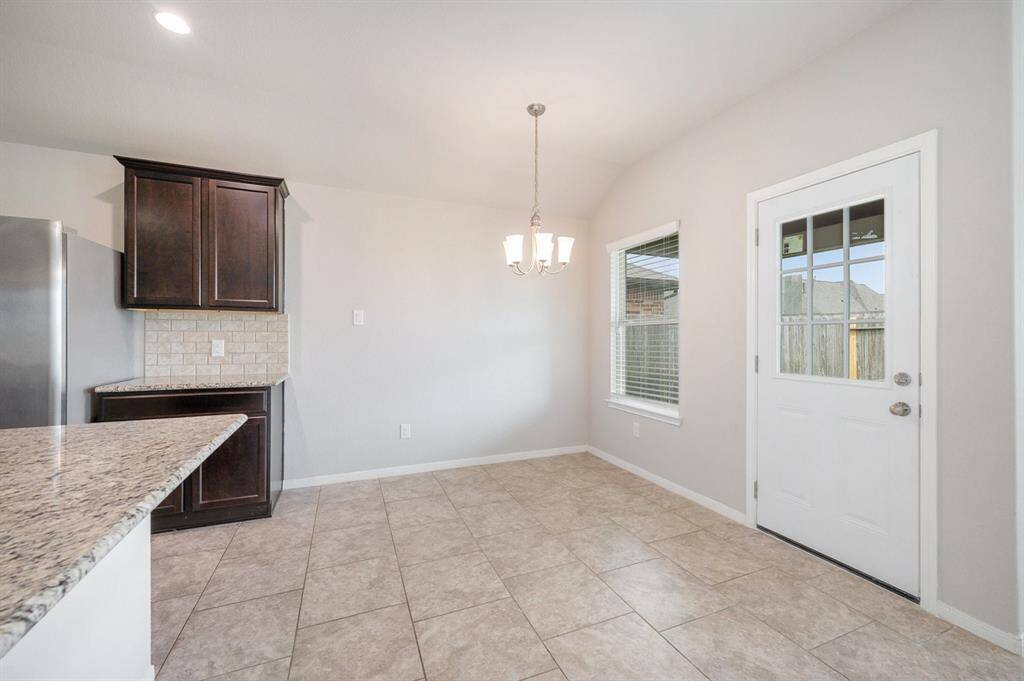 Bright breakfast room to enjoy your meal or coffee!