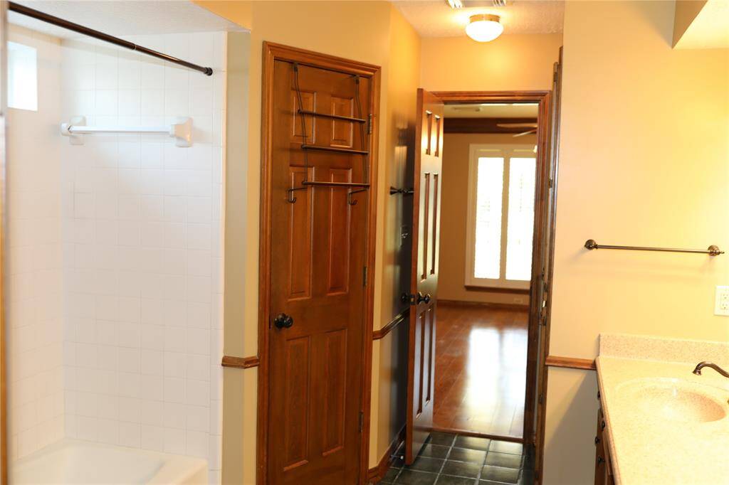 Primary bath tub