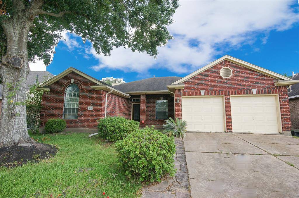 BIG SPLIT PLAN ONE STORY 3/2/2 WITH 9' CEILINGS - 1932 SF/tax - FORMAL DINING, HUGE DEN