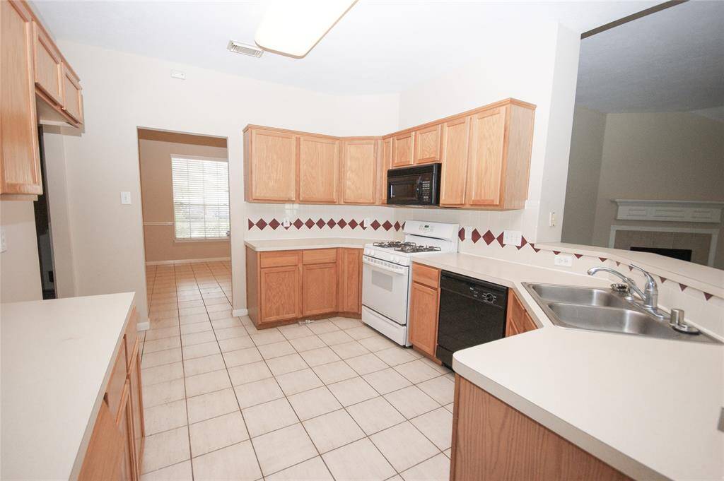 BIG OPEN KITCHEN WITH GAS STOVE