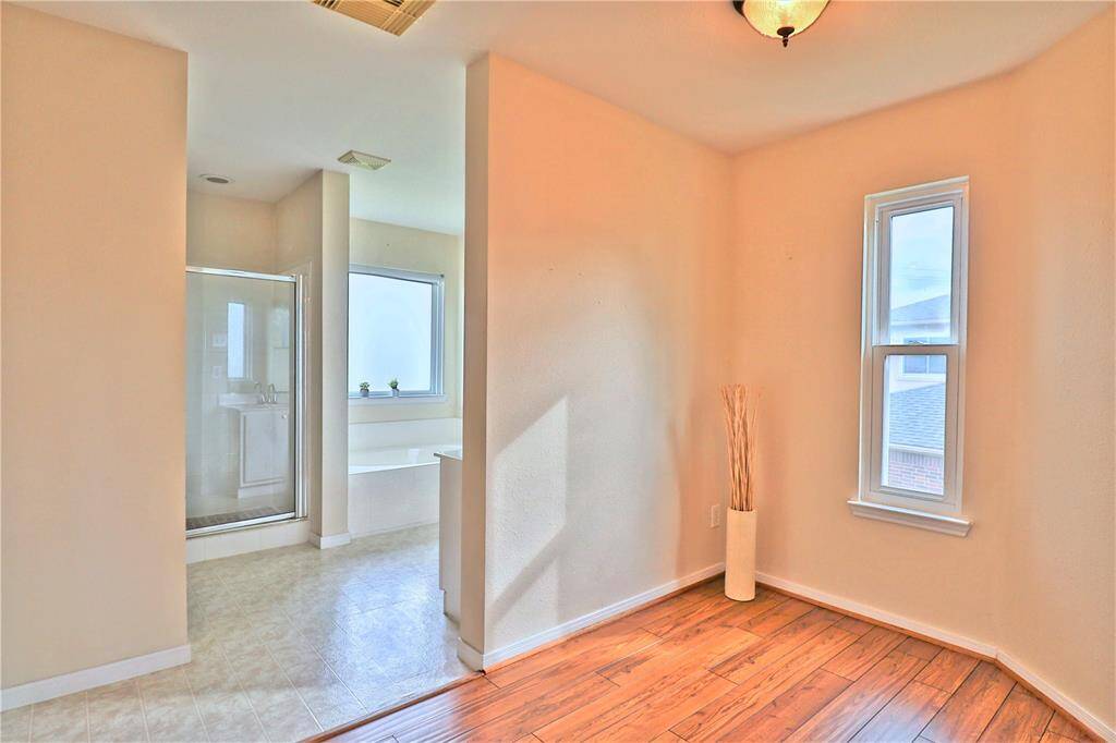 a small  flex room  between  the primary bedroom and bathroom , it could be used as exercise  and study area.