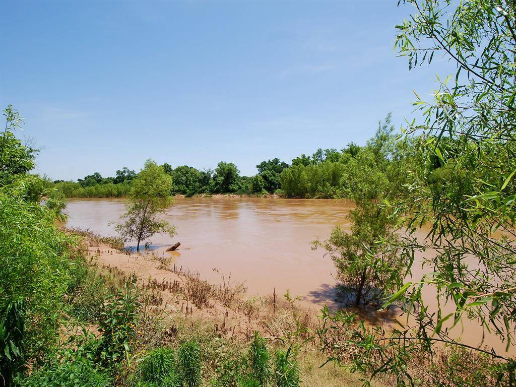 Bring your boat and chairs to relish in the soothing sounds of the Brazos River right out your back door.