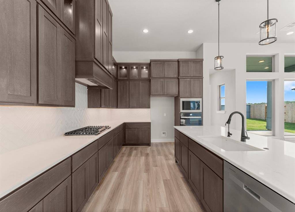 Built-in Gas Cooktop and Lots of Counterspace