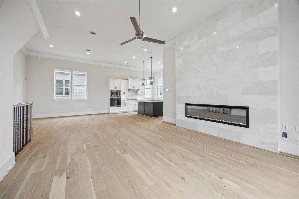 7 min walk from Jaycee Park (pickleball/tennis/basketball courts, playground, fountains, walking trails, soccer/baseball fields