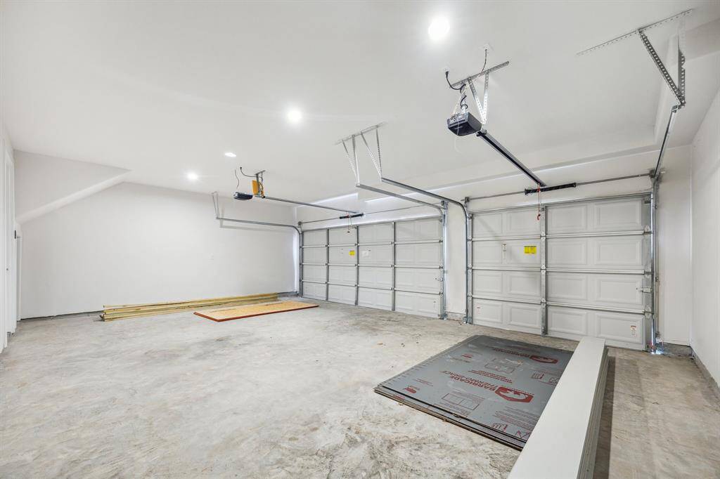 spacious and unique 3 car garage