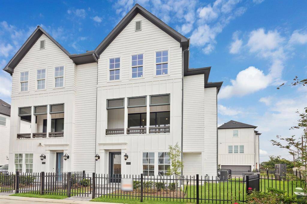 beautiful chic urban farmhouse curb appeal