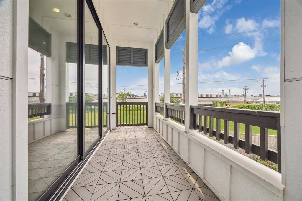 pversized balcony with unobstructed views