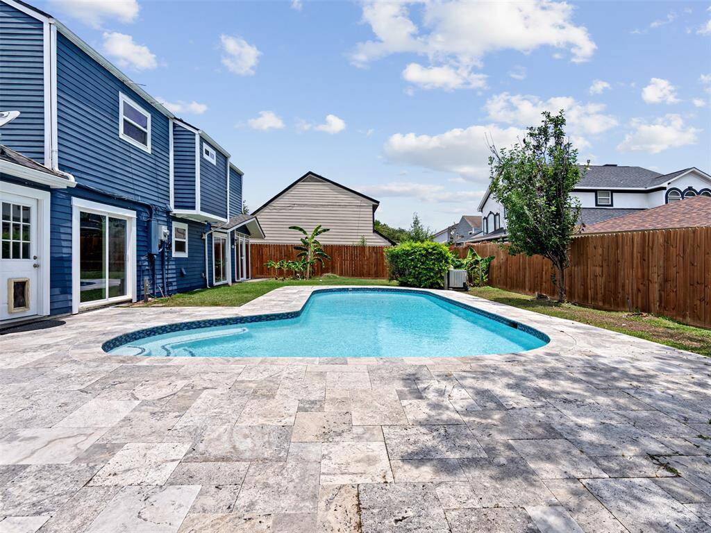 Grocery stores within 10 min drive. Short drive to endless dining, shopping right by the neighborhood!
