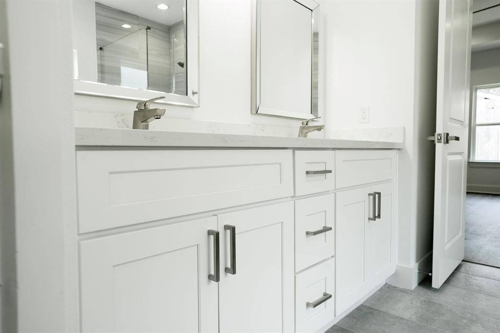 Dual sinks in primary en-suite bathroom.
