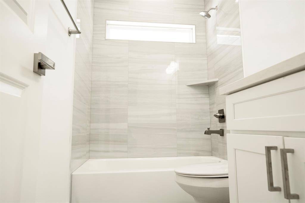 Secondary en-suite bathroom.