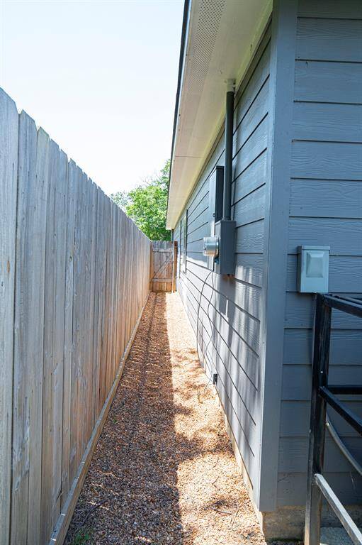 Gorgeous exterior with new AC unit plus more.