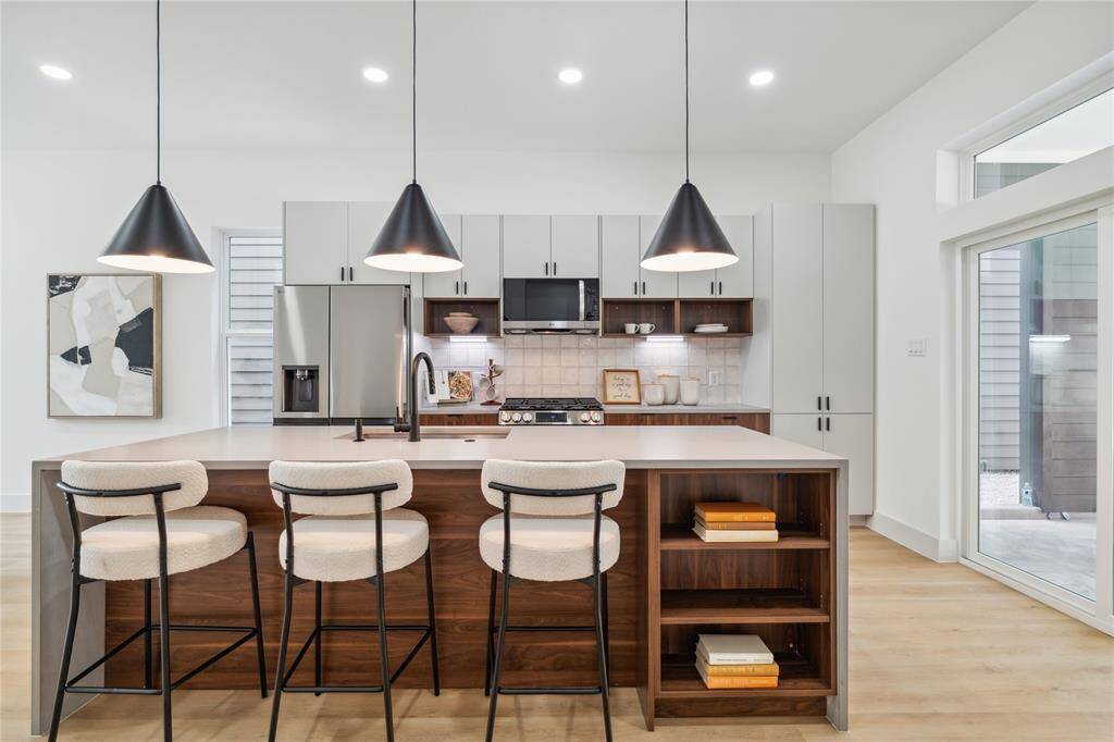This statement island isn’t just a showpiece—it features built-in shelving for added function and generous seating space for effortless gatherings and everyday convenience.