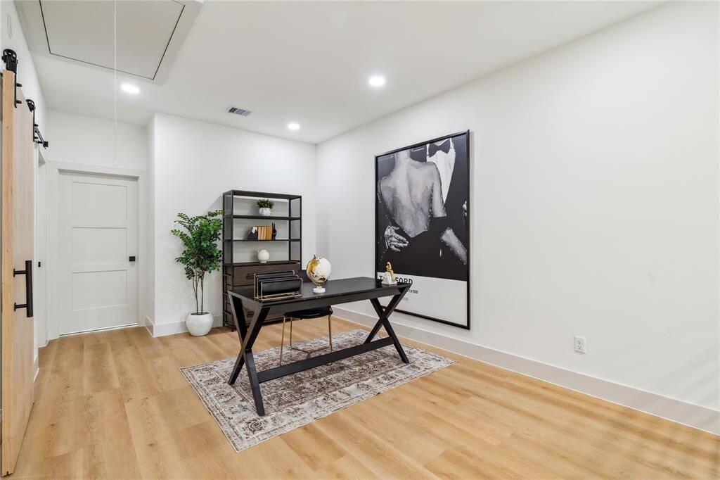 Let your lifestyle lead—this versatile flex space is ideal for a home office, game room, reading lounge, or creative studio. Like a chameleon, it offers the ultimate freedom to adapt to your needs.